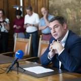 Pierre Berthod, Président de la Ville de Sierre, annonce les résultats de la votation populaire relative à la construction d'une nouvelle patinoire et de logements, ce dimanche 15 juin 2025